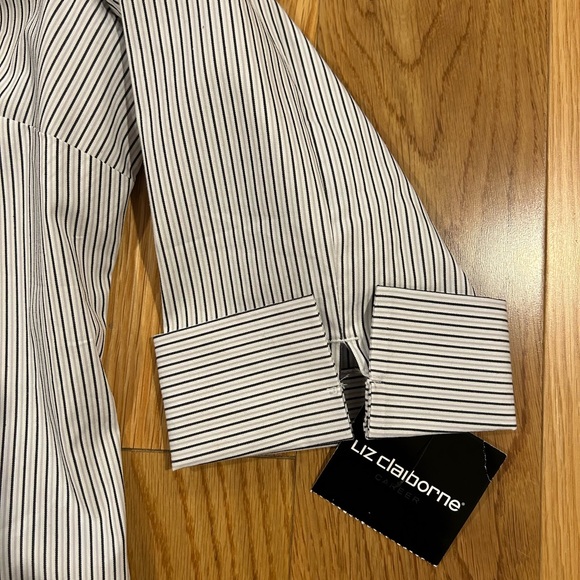 Set of 2 Liz Claiborne Stretch Blouses - Picture 10 of 11